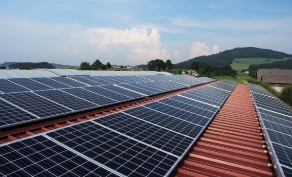 Panele słoneczne zamontowane na dachu jednego z budynów Kielcach
